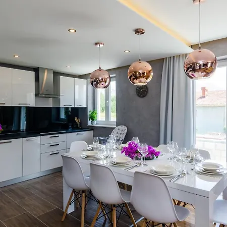 Villa Tesa By Guide